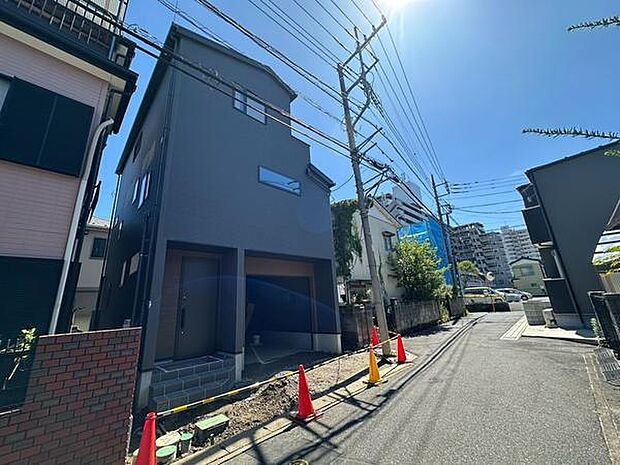 青空とのコントラストが美しい、現代的で直線的なフォルムが魅力的。限られた敷地を最大限に活かした3階建て設計で、上階からの採光や風通しも良好です。