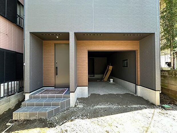 愛車を大切に保管できるビルトインガレージスペース。天井部分にはダウンライトを埋め込み、夜間の安全性と雰囲気を高めています。