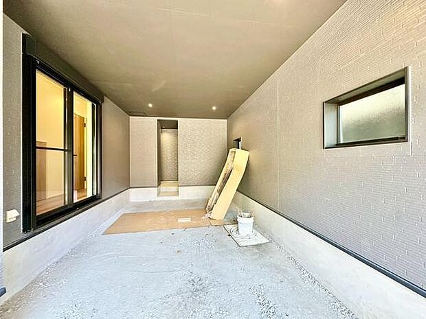【ビルトイン車庫】ガレージから室内へつながる窓・出入口が配置されており、お買い物後の荷物の運び出しや雨の日の乗り降りもスムーズに行える利便性の高さが魅力です。