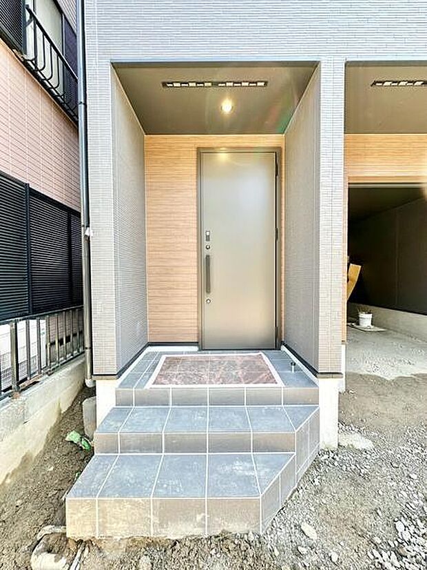 深めのひさし形状となっているため、雨の日でも傘の開閉がスムーズに行えます。天井にはダウンライトが埋め込まれており、夜間も足元を明るく照らして安心です。