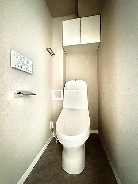 ウォシュレット機能付きの暖房便座を備えたトイレです。寒い朝でも使いやすく、収納スペースには日用品をしまえるため、すっきりとした空間を保ちながら毎日気持ちよく利用できます。