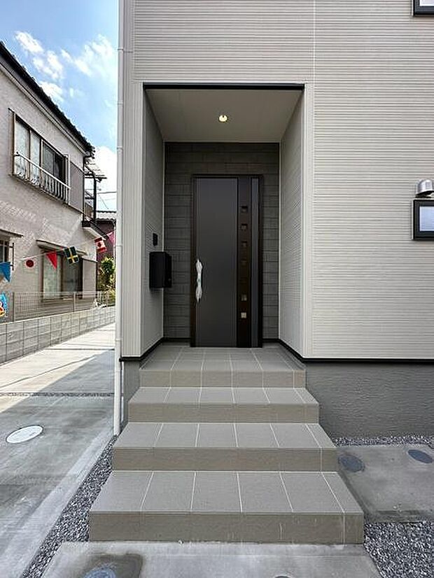 屋根付きの玄関で雨の日のお出かけやお荷物の多い日の出入りもスムーズに。駐車場からの出入りもスムーズな動線設計です。