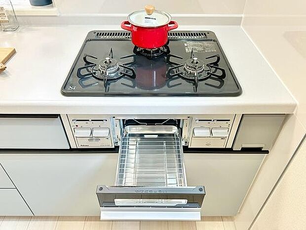 3口ガスコンロと魚焼きグリルを備え、料理の幅が広がるキッチン。複数のコンロを使い分けながら、毎日の調理をスムーズに進められます。