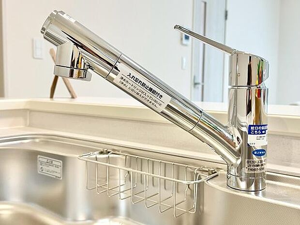浄水器一体型水栓を採用。いつでもおいしい水を手軽に使うことができ、料理や飲み水など毎日の暮らしを快適にサポートします。