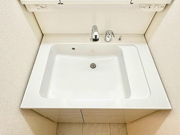 凹凸を抑えた洗面台は、汚れがたまりにくく、お掃除もスムーズ。毎日使う場所だからこそ、清潔さを保ちやすい仕様です。