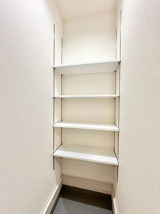 玄関奥には可動棚付きの収納を備え、靴や小物を使いやすく整理できる空間に。可動棚付きで出し入れもしやすく、玄関まわりをすっきり保てます。