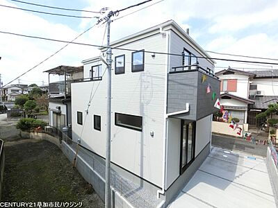 外観：南側に通路があることで、建物背面にゆとりを確保。陽当たりにも恵また明るい開放感のある住空間で、ご家族が心地よく暮らせます。