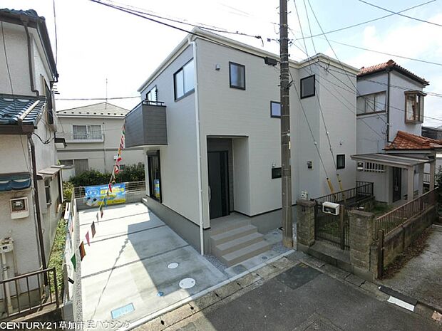 小学校徒歩7分圏内の子育て世帯に嬉しい立地。お子様の通学に配慮された立地で、ご家族の毎日にゆとりをもたらします。