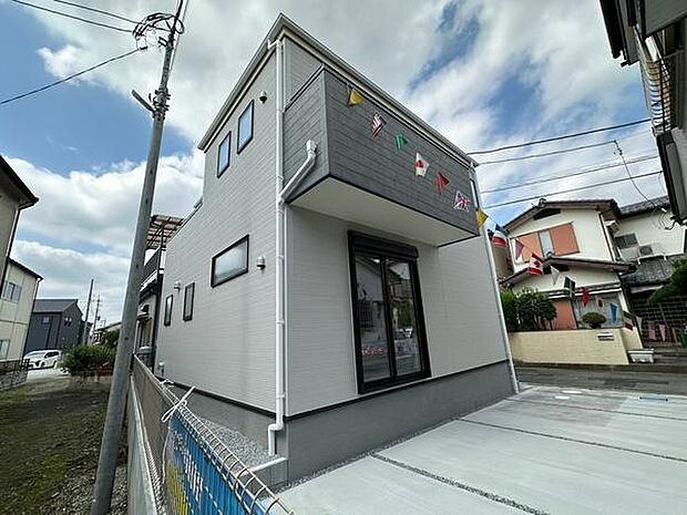 白とグレーを基調とした、すっきりと落ち着きのある外観。シンプルな色合いが周囲の街並みにも馴染みやすく、長く愛着を持って暮らせる住まいです。