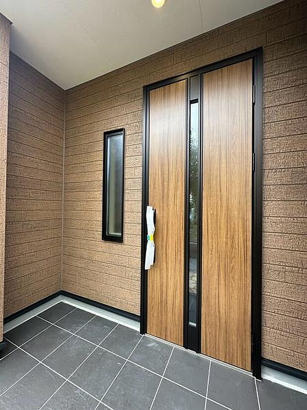 屋根付きの玄関で雨の日のお出かけやお荷物の多い日の出入りもスムーズに。駐車場からの出入りもスムーズな動線設計です。