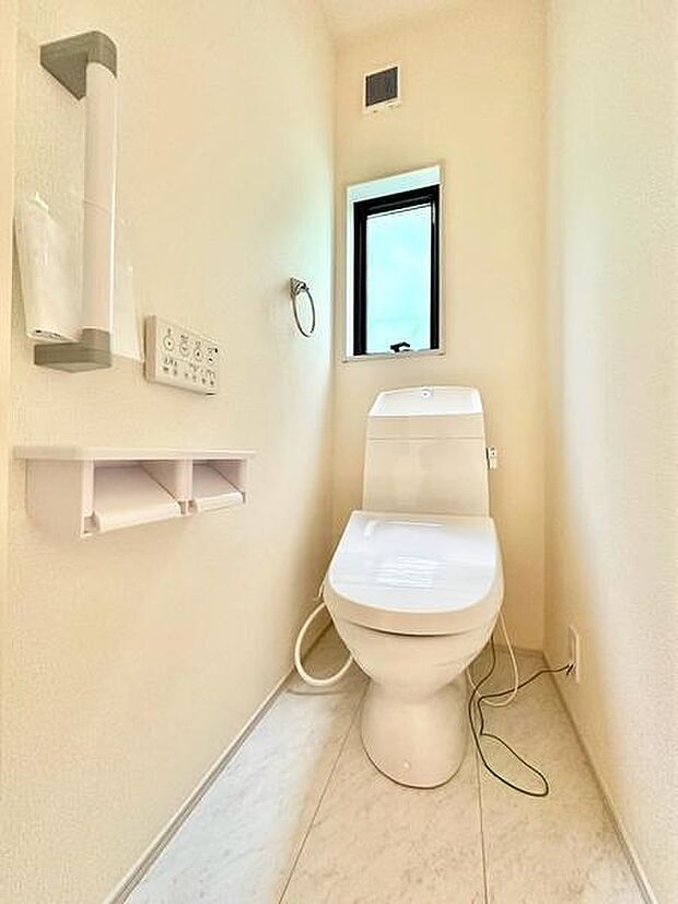 小窓を設けたトイレは、自然光が差し込む明るい空間。空気の入れ替えもしやすく、清潔感を保ちやすい設計です。