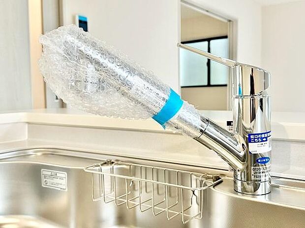 浄水器一体型水栓を採用。いつでもおいしい水を手軽に使うことができ、料理や飲み水など毎日の暮らしを快適にサポートします。