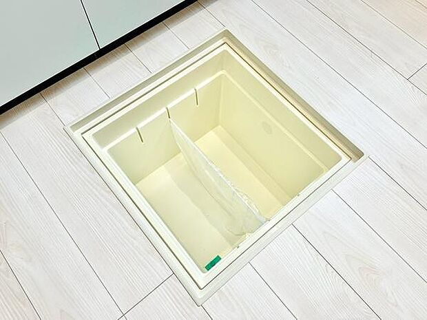 キッチンの床下には収納スペースを確保。調理道具やストック品をすっきり収納しながら、ゆとりを持って料理を楽しめる空間です。