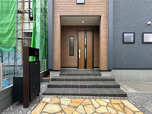 玄関まわりを引き締めるスタイリッシュなブラックカラーのポスト。シンプルながら存在感のあるデザインが、住まいの印象を高めます。