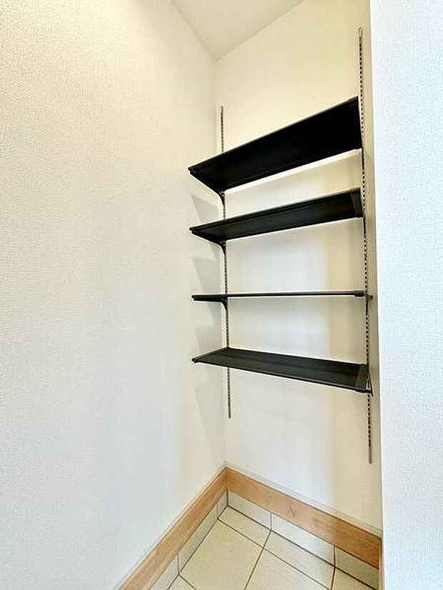 玄関まわりをすっきり整えられる土間収納。可動棚を採用しているため、靴やバッグ、アウトドア用品など、用途に合わせて収納できます。