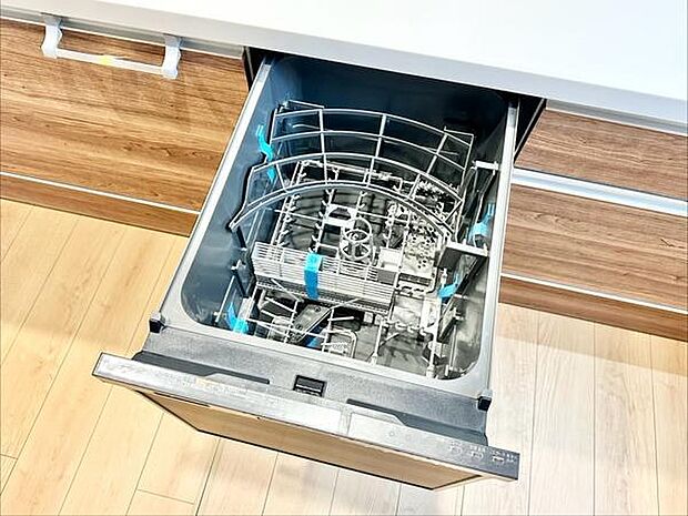 キッチンに便利な食器洗浄乾燥機を設置。手洗いの手間を減らし、食後の片付けもスムーズに。忙しい毎日の家事を快適にサポートしてくれます。