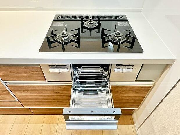 3口ガスコンロで同時調理可能。メイン料理2品を手前のコンロで調理しながら、奥の小バーナーで汁ものを調理するなど、複数の調理を一度に行うことができます。