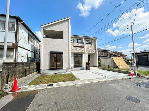 南東道路に面した、明るい印象の住まい。土地42坪以上のゆとりある敷地には、駐車スペースに加えてガーデニングなどを楽しめるスペースも確保されています。