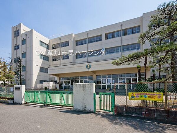 八條中学校まで2533m、八條中学校2533m(徒歩32分）