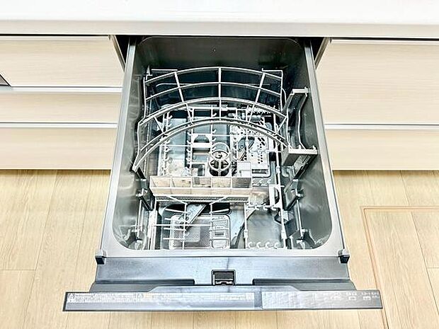 毎日の家事を効率化する食器洗浄乾燥機付き。手洗いの手間を省き、ゆとりの時間を生み出します。
