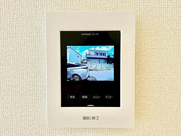 カラーモニター付きインターホンを設置しており、来訪者の顔や状況を室内から映像で確認してから応対できます。録画機能も備え、不在時の来訪記録を確認できます。