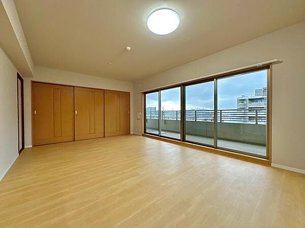 LDKの奥に設けられたお部屋は、ライフスタイルに合わせて使える便利な空間。客間や書斎、キッズスペースなど幅広い用途に対応します。