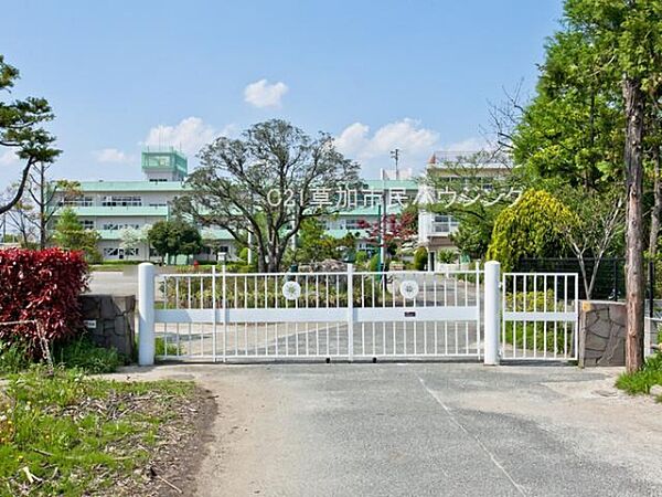 八條小学校まで850m、八條小学校850m(徒歩12分）