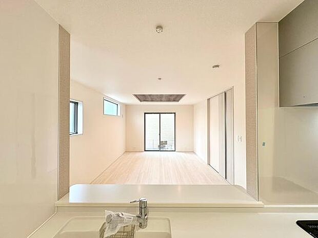 【LDK17帖】毎日の料理時間をちょっと特別にしてくれる対面式のカウンターキッチン。ここに立つと、リビングの奥まで一望できる開放感が広がります。