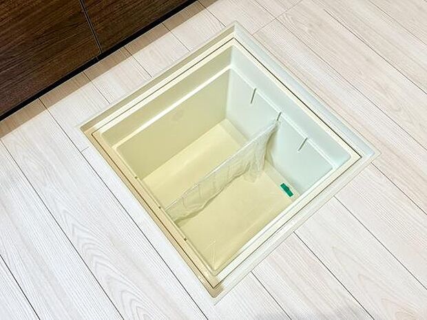 足元にあるこの大きな床下収納が大活躍します。見せたくないストック類をすっぽり隠せるので、キッチンまわりはいつもスッキリ整頓。
