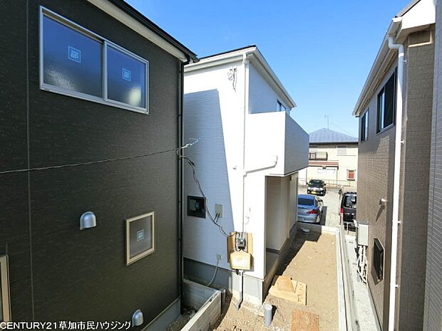 道路から少し距離があることで、車の騒音や通行人の視線が気になりにくく、おうちの中はとても穏やか。小さなお子様が玄関から突然道路へ飛び出してしまう心配も減るため優しさにあふれた立地です。
