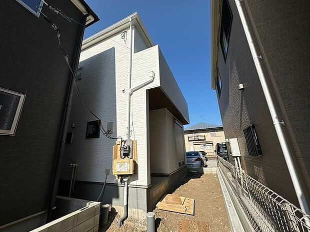 青空に映える清潔感あふれる白い外観と、アプローチを進むたびに家に帰ってきたなと心がホッとする、どこか秘密基地のようなワクワク感を届けてくれます。