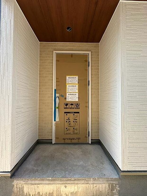雨の日に傘をたたむ時やお子様を抱っこしながら鍵を探す時も、濡れずにゆったり作業ができます。毎日の暮らしの中にあるちょっとした不便をなくしてくれる、設計者の細かい気配りを感じるエントランスです。
