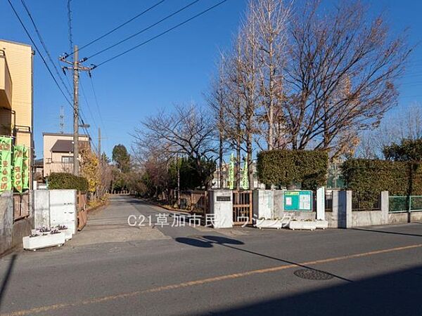 川柳中学校まで750m、川柳中学校750m（徒歩10分）