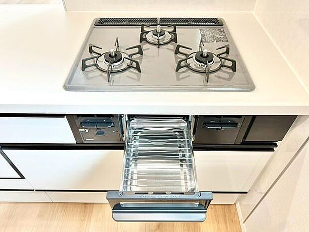 キッチンには3口ガスコンロを採用。複数の料理を同時に進めやすく、毎日の調理を効率よくサポートしてくれる便利な設備です。