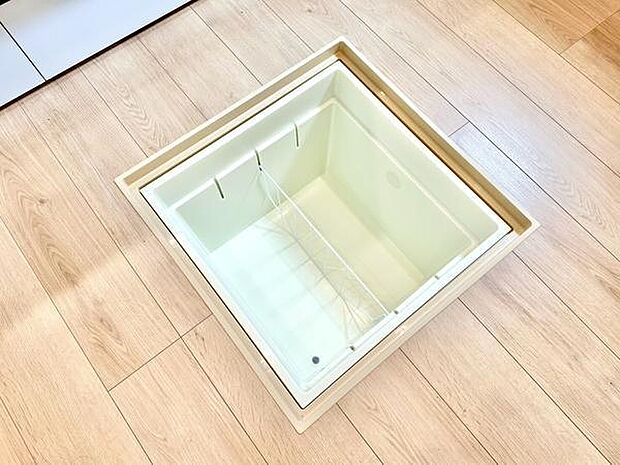 床下に物品を収納することで部屋の中がスッキリとした印象を与えることができます。