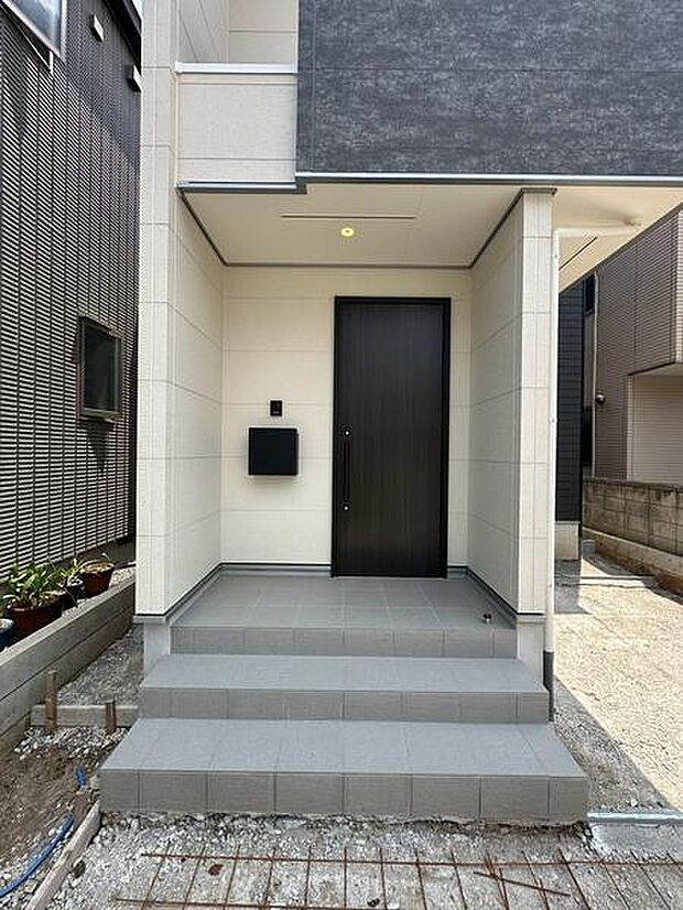 屋根付きの玄関で雨の日のお出かけやお荷物の多い日の出入りもスムーズに。駐車場からの出入りもスムーズな動線設計です。