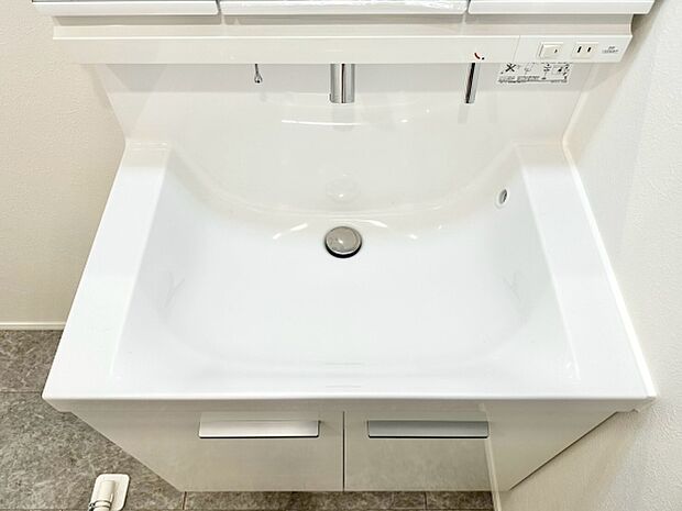 凹凸を抑えた洗面台は、汚れがたまりにくく、お掃除もスムーズ。毎日使う場所だからこそ、清潔さを保ちやすい仕様です。