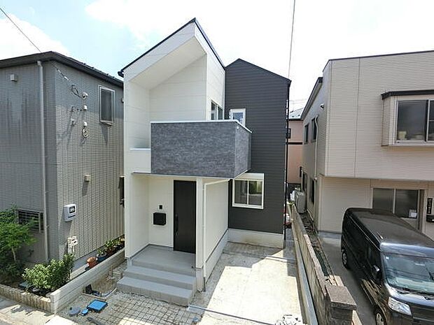 小学校徒歩5分の子育て世帯に嬉しい立地。お子様の通学に配慮された立地で、ご家族の毎日にゆとりをもたらします。