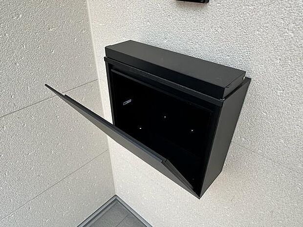 シンプルなブラックの郵便受けが外観のアクセントに。スタイリッシュなデザインが住まいの印象を引き締めます。