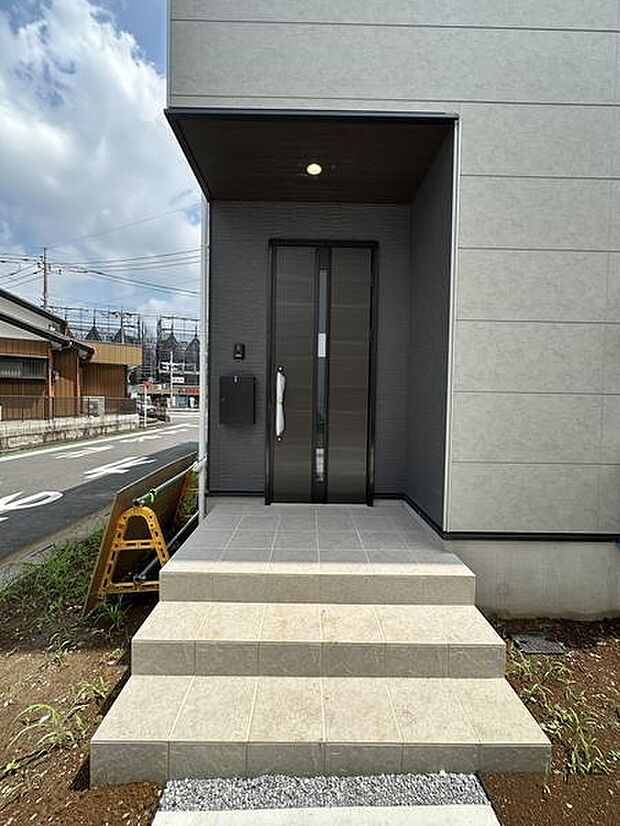 屋根付きの玄関で雨の日のお出かけやお荷物の多い日の出入りもスムーズに。駐車場からの出入りもスムーズな動線設計です。