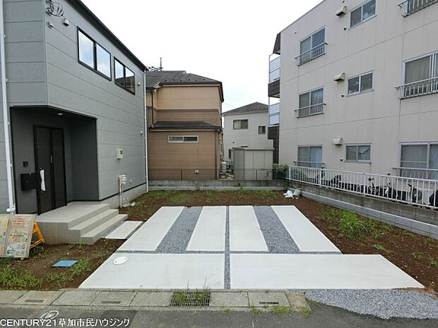 ご家族で複数台のお車を所有されている方にも嬉しい車種により2台駐車可能な設計。駐車のしやすさに加え、日々のカーライフを快適にサポートします。