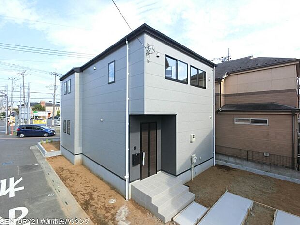 小学校徒歩9分の子育て世帯に嬉しい立地。お子様の通学に配慮された立地で、ご家族の毎日にゆとりをもたらします。