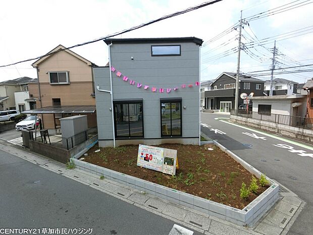 小学校徒歩9分の子育て世帯に嬉しい立地。お子様の通学に配慮された立地で、ご家族の毎日にゆとりをもたらします。