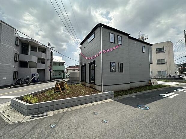 広々とした前面道路に面した、ゆとりある住環境が魅力です。毎日の車の出入りもしやすく、暮らしやすさを感じられる立地です。