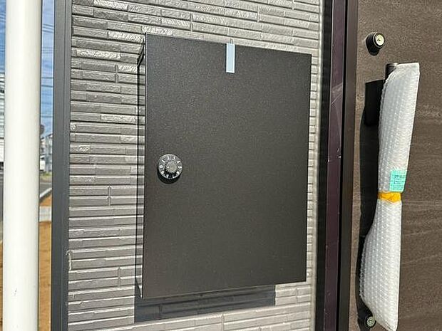 シンプルなブラックの郵便受けが外観のアクセントに。スタイリッシュなデザインが住まいの印象を引き締めます。