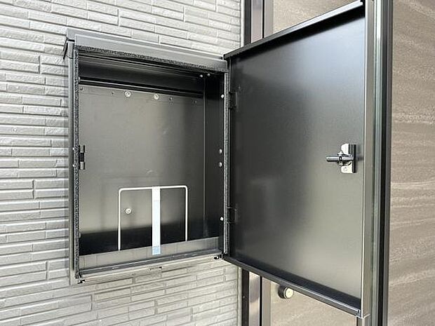 シンプルなブラックの郵便受けが外観のアクセントに。スタイリッシュなデザインが住まいの印象を引き締めます。