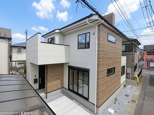 たっぷりの光と風を感じられる心地よいお住まいです。周囲にゆとりがあることで、明るくのびやかな暮らしを実現します。