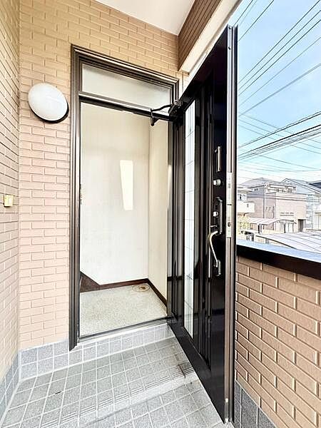 （3階玄関）階段前には扉を設置しており、生活空間を分けることで各世帯のプライバシーに配慮された設計です。