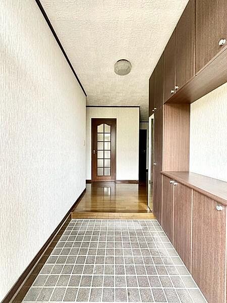 （2階玄関）玄関にはカウンター付き収納を設置。靴や小物をすっきり収納できるだけでなく、お気に入りのインテリアや季節の飾りをディスプレイできる、暮らしを彩る空間です。