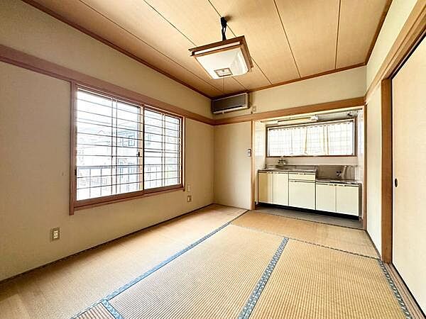 （2階和室6帖）約6帖の和室には流し台を備え、趣味のスペースや作業部屋など多目的に活用できる空間です。畳ならではの落ち着いた雰囲気で、ゆったりと過ごせます。